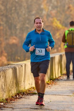 Pitesti Romanya 11-2022 Aralık. Yerel toplumda spor ve sağlığı desteklemek için yarı maraton, spor etkinliği.