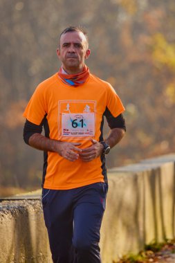 Pitesti Romanya 11-2022 Aralık. Yerel toplumda spor ve sağlığı desteklemek için yarı maraton, spor etkinliği.