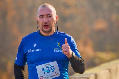 Pitesti Romanya 11-2022 Aralık. Yerel toplumda spor ve sağlığı desteklemek için yarı maraton, spor etkinliği.