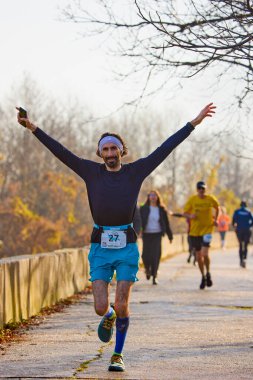 Pitesti Romanya 11-2022 Aralık. Yerel toplumda spor ve sağlığı desteklemek için yarı maraton, spor etkinliği.