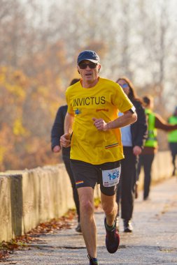 Pitesti Romanya 11-2022 Aralık. Yerel toplumda spor ve sağlığı desteklemek için yarı maraton, spor etkinliği.