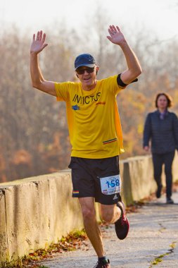 Pitesti Romanya 11-2022 Aralık. Yerel toplumda spor ve sağlığı desteklemek için yarı maraton, spor etkinliği.