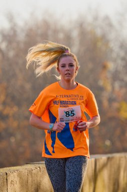 Pitesti Romanya 11-2022 Aralık. Yerel toplumda spor ve sağlığı desteklemek için yarı maraton, spor etkinliği.