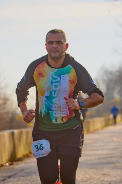 Pitesti Romanya 11-2022 Aralık. Yerel toplumda spor ve sağlığı desteklemek için yarı maraton, spor etkinliği.