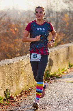 Pitesti Romanya 11-2022 Aralık. Yerel toplumda spor ve sağlığı desteklemek için yarı maraton, spor etkinliği.