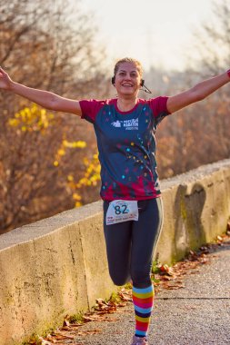 Pitesti Romanya 11-2022 Aralık. Yerel toplumda spor ve sağlığı desteklemek için yarı maraton, spor etkinliği.