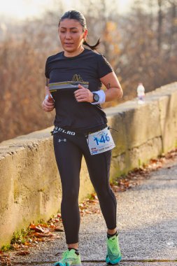 Pitesti Romanya 11-2022 Aralık. Yerel toplumda spor ve sağlığı desteklemek için yarı maraton, spor etkinliği.