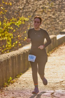 Pitesti Romanya 11-2022 Aralık. Yerel toplumda spor ve sağlığı desteklemek için yarı maraton, spor etkinliği.