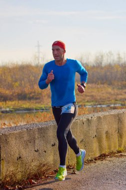 Pitesti Romanya 11-2022 Aralık. Yerel toplumda spor ve sağlığı desteklemek için yarı maraton, spor etkinliği.