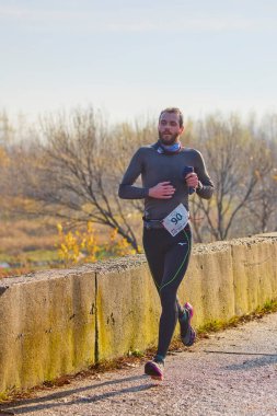 Pitesti Romanya 11-2022 Aralık. Yerel toplumda spor ve sağlığı desteklemek için yarı maraton, spor etkinliği.