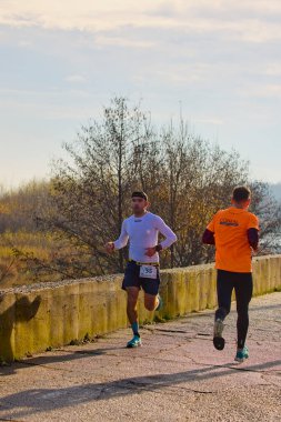 Pitesti Romanya 11-2022 Aralık. Yerel toplumda spor ve sağlığı desteklemek için yarı maraton, spor etkinliği.