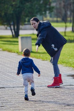 Pitesti Romanya 11-2022 Aralık. Yerel toplumda spor ve sağlığı desteklemek için yarı maraton, spor etkinliği.