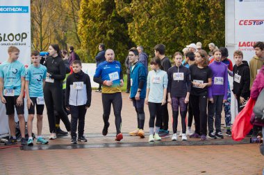 Pitesti Romanya 11-2022 Aralık. Yerel toplumda spor ve sağlığı desteklemek için yarı maraton, spor etkinliği.