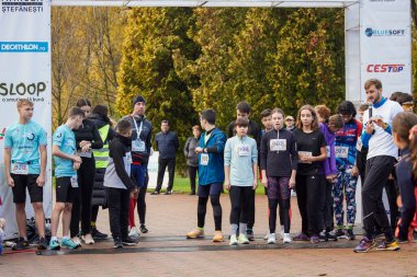 Pitesti Romanya 11-2022 Aralık. Yerel toplumda spor ve sağlığı desteklemek için yarı maraton, spor etkinliği.