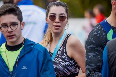 Pitesti Romanya 11-2022 Aralık. Yerel toplumda spor ve sağlığı desteklemek için yarı maraton, spor etkinliği.