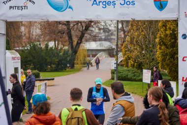 Pitesti Romanya 11-2022 Aralık. Yerel toplumda spor ve sağlığı desteklemek için yarı maraton, spor etkinliği.