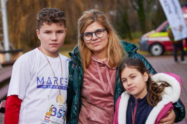 Pitesti Romanya 11-2022 Aralık. Yerel toplumda spor ve sağlığı desteklemek için yarı maraton, spor etkinliği.