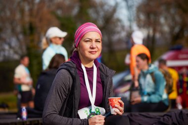 Pitesti Romanya 11-2022 Aralık. Yerel toplumda spor ve sağlığı desteklemek için yarı maraton, spor etkinliği.