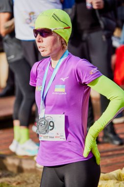 Pitesti Romanya 11-2022 Aralık. Yerel toplumda spor ve sağlığı desteklemek için yarı maraton, spor etkinliği.