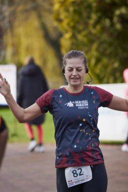 Pitesti Romanya 11-2022 Aralık. Yerel toplumda spor ve sağlığı desteklemek için yarı maraton, spor etkinliği.