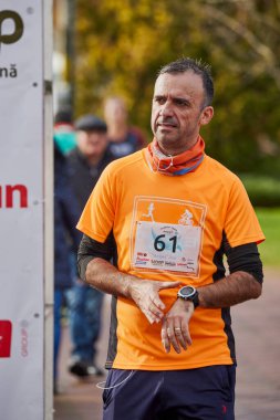 Pitesti Romanya 11-2022 Aralık. Yerel toplumda spor ve sağlığı desteklemek için yarı maraton, spor etkinliği.