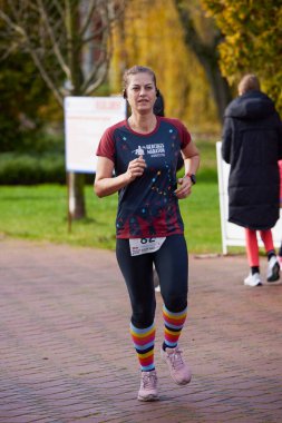 Pitesti Romanya 11-2022 Aralık. Yerel toplumda spor ve sağlığı desteklemek için yarı maraton, spor etkinliği.