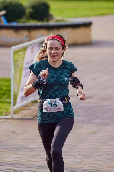 Pitesti Romanya 11-2022 Aralık. Yerel toplumda spor ve sağlığı desteklemek için yarı maraton, spor etkinliği.