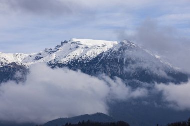 Romanya 'nın Bucegi dağlarıyla kaplı güzel bir manzara. Tepeleri karla kaplı..