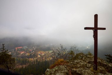 Romanya 'nın Tusnad kenti yakınlarındaki dağ manzarası.