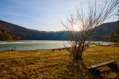 Romanya 'da St. Ana Gölü ve Aralık ayında volkanik göl ile güzel bir manzara..