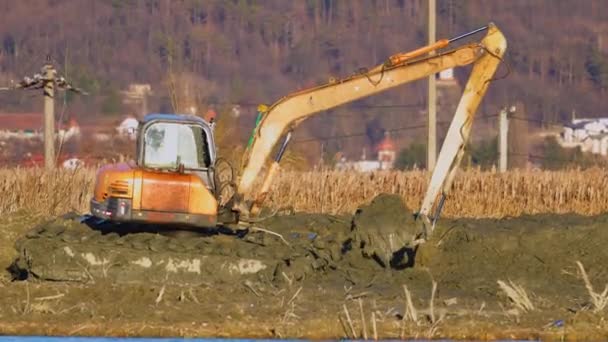 在河床上进行疏通的挖掘机 — 图库视频影像