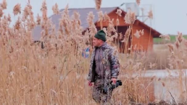 Professional Wildlife Photographer Camouflage Action Slow Motion — Stockvideo