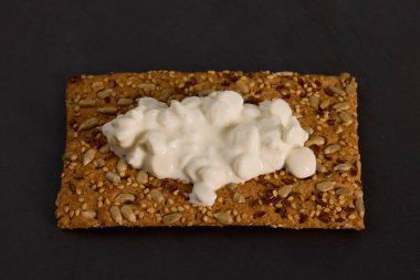 crunchy eco snack made from whole wheat flour and three types of seeds with cottage cheese.