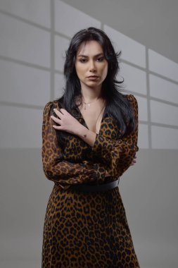 Hayvan desenli elbise giyen esmer bir kadının güzel portresi..