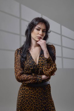 Hayvan desenli elbise giyen esmer bir kadının güzel portresi..
