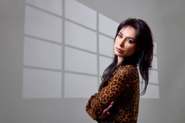 Hayvan desenli elbise giyen esmer bir kadının güzel portresi..