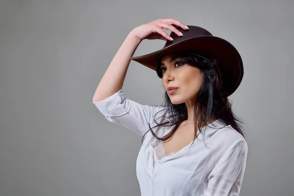 Güzel Esmer Bir Kadının Portresi Stüdyoda Şapkalı Sıradan Bir Kadın — Stok fotoğraf