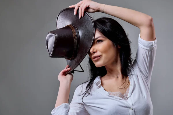 Güzel Esmer Bir Kadının Portresi Stüdyoda Şapkalı Sıradan Bir Kadın — Stok fotoğraf