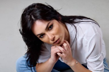 gri zemin üzerine güzel bir esmer kadın portresi