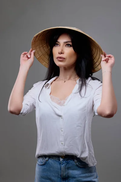 Retrato Una Hermosa Morena Con Sombrero Vietnamita Posando Estudio — Foto de Stock