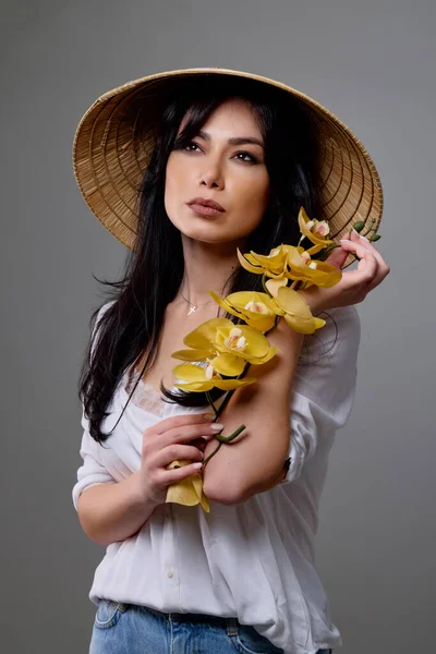 Retrato Una Hermosa Morena Con Sombrero Vietnamita Posando Estudio — Foto de Stock