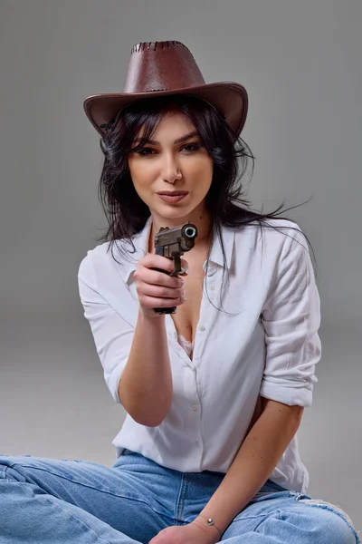 Ritratto Una Bella Donna Con Cappello Cowboy Una Pistola Mano — Foto Stock