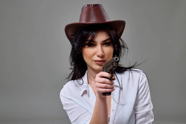 Güzel Bir Kadının Portresi Kovboy Şapkalı Elinde Silahla Stüdyoda Gri — Stok fotoğraf