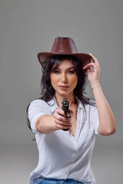 Portrait Beautiful Woman Cowboy Hat Gun Her Hand Posing Studio — Stock Photo, Image