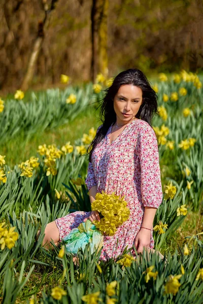 Retrato Una Hermosa Mujer Jardín Con Nevadas Amarillas Día Primavera — Foto de Stock