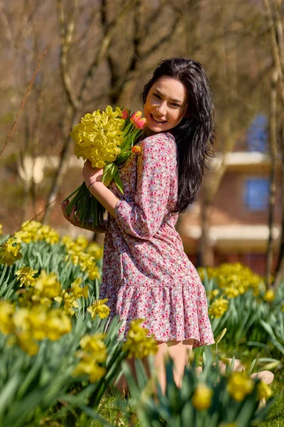 Retrato Una Hermosa Mujer Jardín Con Nevadas Amarillas Día Primavera —  Fotos de Stock