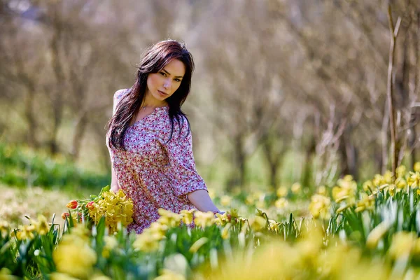 Retrato Una Hermosa Mujer Jardín Con Nevadas Amarillas Día Primavera —  Fotos de Stock
