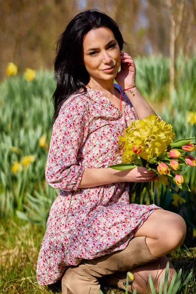 Porträt Einer Schönen Frau Einem Garten Mit Gelben Schneeglöckchen Einem — Stockfoto
