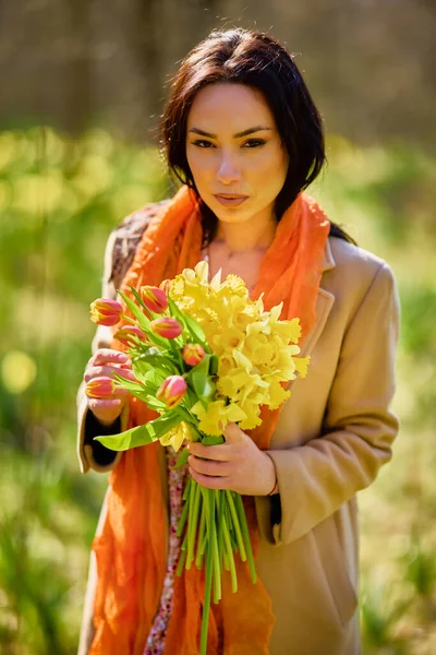 Portrét Krásné Ženy Zahradě Žlutými Sněhovými Kapkami Jarní Den — Stock fotografie