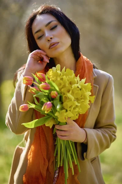 Retrato Uma Bela Mulher Jardim Com Gotas Neve Amarelas Dia — Fotografia de Stock